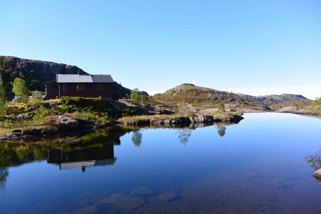Remote mountain lodge beside Sundmorkvatnet lake above the Lysefjord