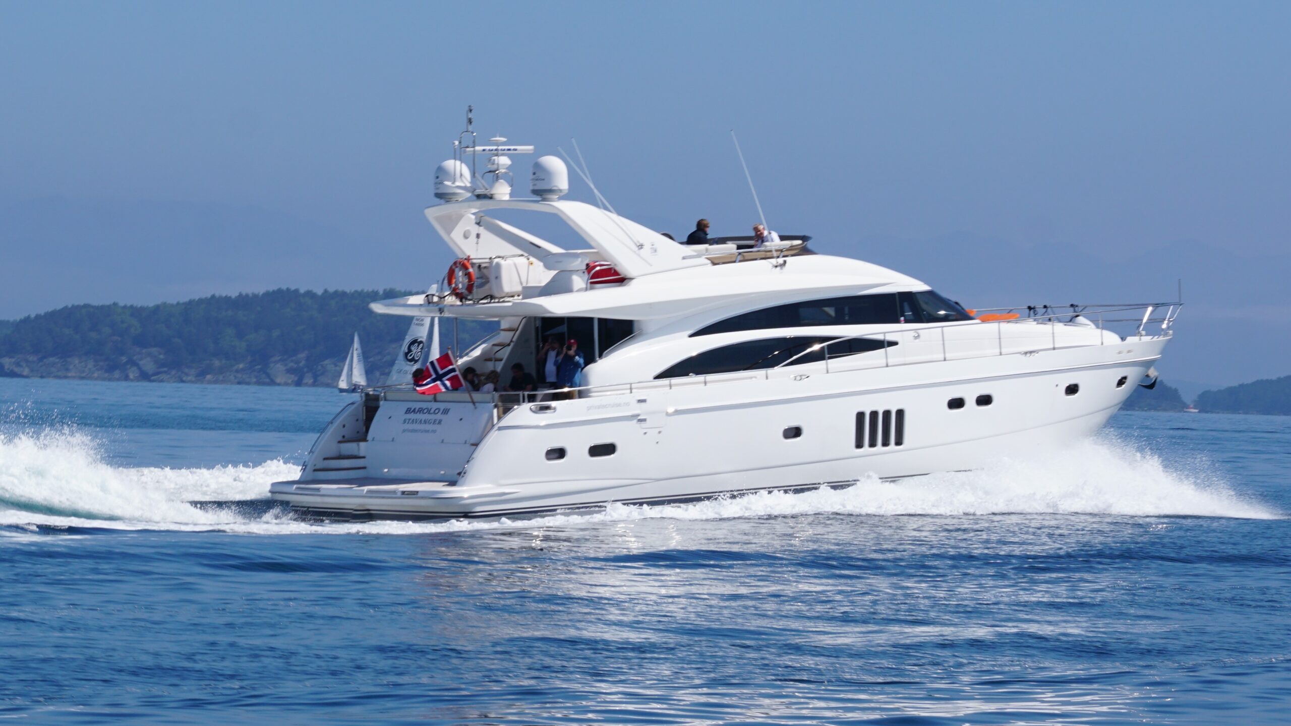 BAROLO I PROFIL Høyhjelte yachter seiler i Nord-Jæren med klar blå himmel og rolig sjø, perfekt for å oppleve Lysefjorden og den naturskjønne kysten.