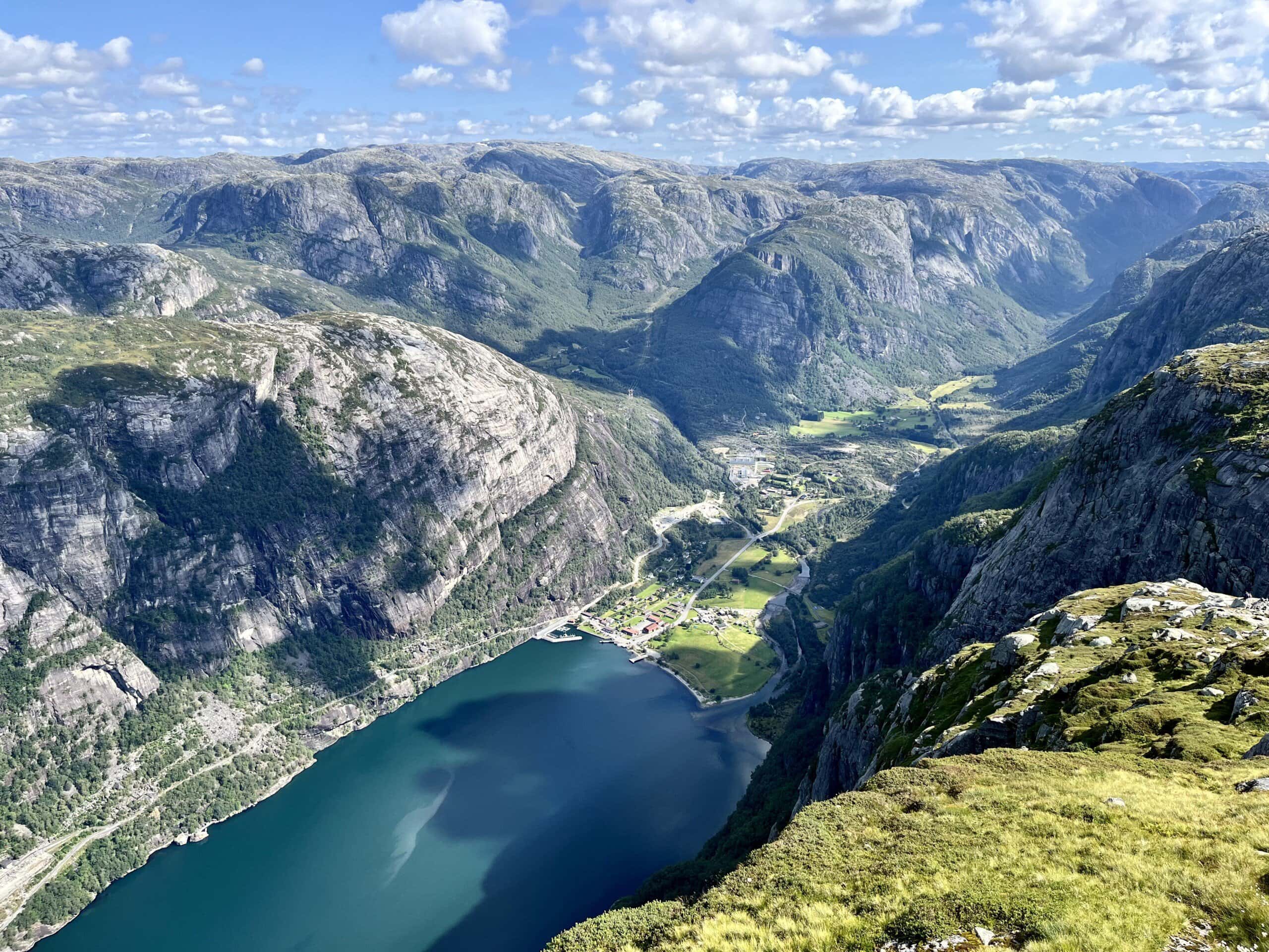Lysefjorden utsikt Panoramabilde av Lysefjorden med bratte fjellvegger og klart vann, tatt fra en høyde. Perfekt for fjell- og naturtusiaster som ønsker å oppleve den spektakulære norske fjordlandskapet.