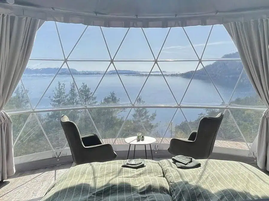 Panorama-uitzicht over de Lysefjorden ligt tussen een geodetische kuppel met een comfortabele stoler en een licht bord, om door de natuur te kijken over de fjorden en fjellen.