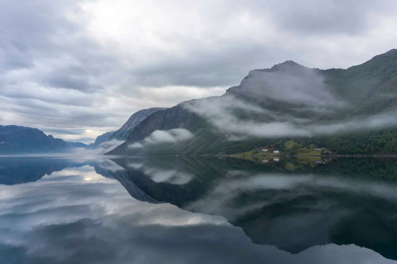 吕瑟峡湾-卡拉利-晨雾倒影 吕瑟峡湾卡拉利清晨的薄雾和镜面般的倒影