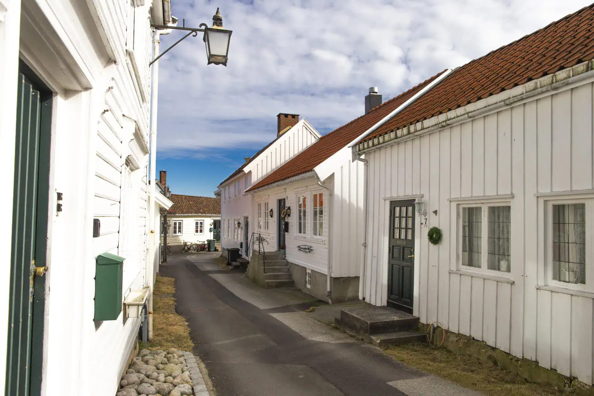 Sjarmende Noorse trehus langs een kleine poort in een rollend land, met traditionele architectuur en een koselig sfeer, perfect voor het kiezen van de authentieke Noorse cultuur.