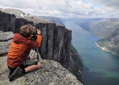 Portal Norge filmer Lysefjorden fra Nesatindane ved Kjerag i Norge