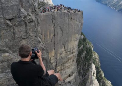 Portal Norge filmer folkemengder på Preikestolen med utsikt over Lysefjorden i Norge