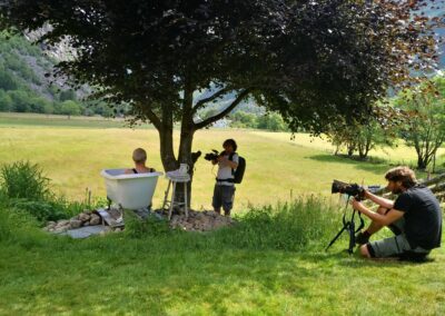 Portal Norge filmer en gjest som slapper av i et utendørs badekar på Hauane Bed & Breakfast i Lysefjorden.