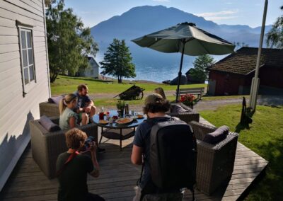 Portal Norge filmer gjester som nyter frokost på Bakernes Paradis ved Lysefjorden