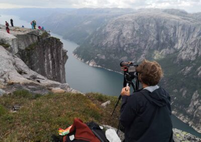 Portal Norge filmer basehoppere på Kjerag ovenfor Lysefjorden i Norge